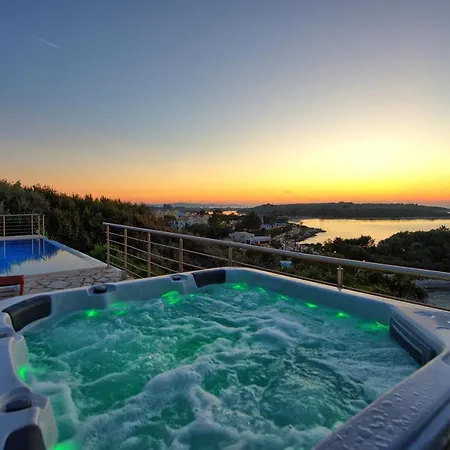 Seasun - Seafront With Infinity Pool & Panoramic Coastal Views By Posarelli Villa *