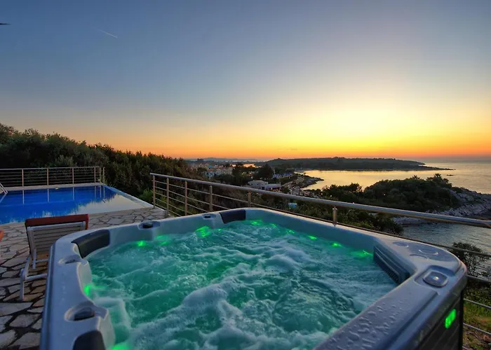Beachfront Seasun By Posarellivillas Villa *