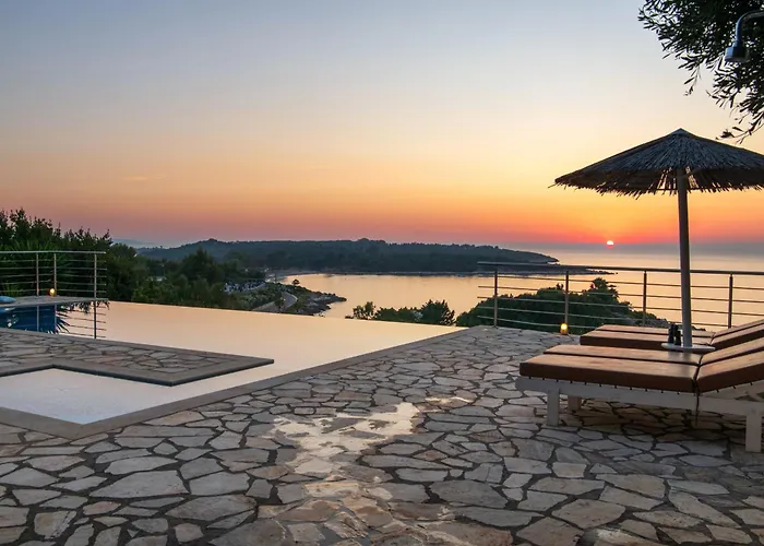 Beachfront Seasun By Posarellivillas Villa *