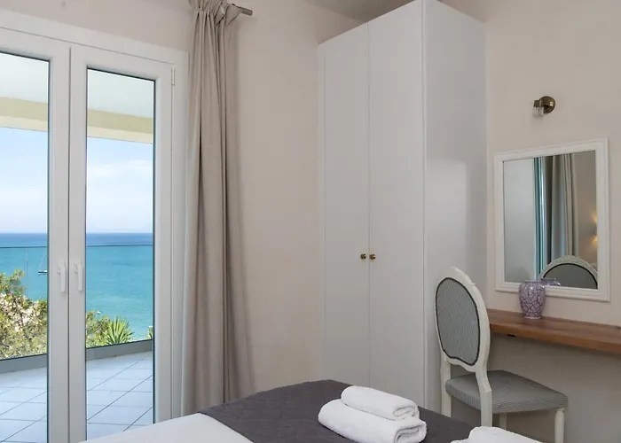 Beachfront Seasun By Posarellivillas Villa