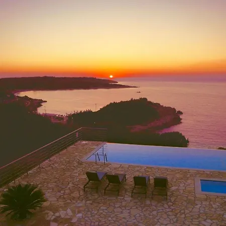Vila Beachfront Seasun By Posarellivillas