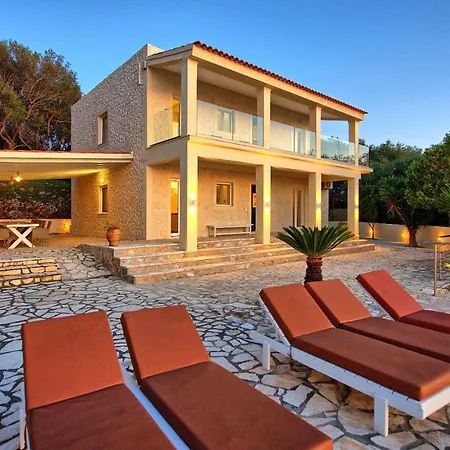 Beachfront Seasun By Posarellivillas Vila *