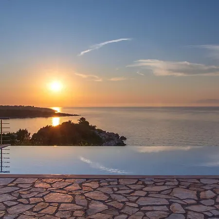 Villa Beachfront Seasun By Posarellivillas