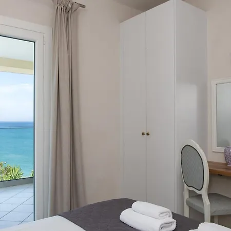 Beachfront Seasun By Posarellivillas Vilă