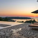 Seasun - Seafront With Infinity Pool & Panoramic Coastal Views By Posarelli Villa *