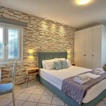 Beachfront Seasun By Posarellivillas Villa
