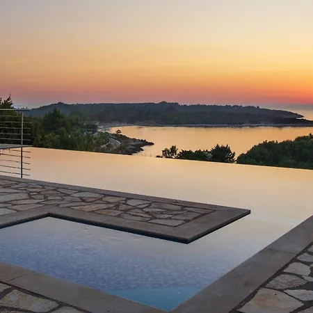 Seasun - Seafront With Infinity Pool & Panoramic Coastal Views By Posarelli *