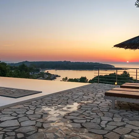 Seasun - Seafront With Infinity Pool & Panoramic Coastal Views By Posarelli Villa *